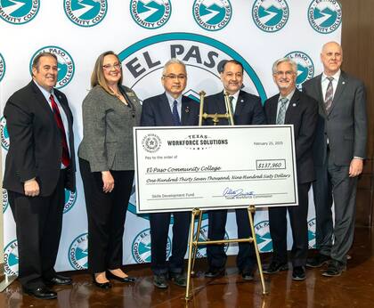 El Paso Community Collage y la empresa Vinton Steel recibieron en conjunto el cheque por US$137.960