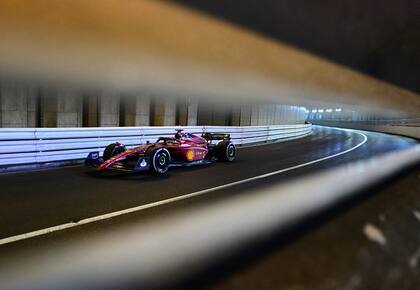 El paso de Charles Leclerc por el túnel del circuito de F1 de Mónaco.