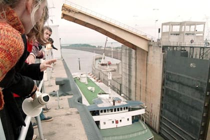 El paso de un barco por la esclusa de Yaciretá