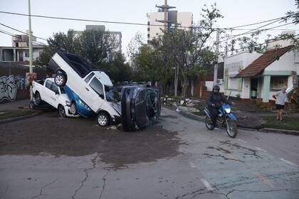 El paso del agua causó destrozos en la ciudad.