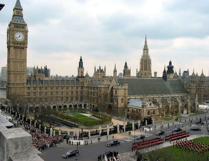 El paso del cortejo de la reina madre frente al Parlamento británico