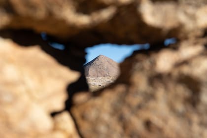 El paso del tiempo y la erosión dibujan extrañas formas sobre la roca y a veces, regalan una sorpresa.