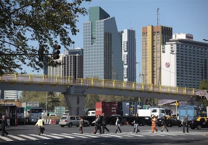 El paso elevado entre la terminal y los tribunales es una solución para sortear camiones y ómnibus en Retiro