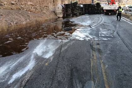 El paso internacional Cristo Redentor, que comunica Argentina con Chile a la altura de Mendoza, cerró esta tarde al tránsito como consecuencia de un choque de camiones, que causó la muerte de uno de los conductores de nacionalidad chilena, informaron fuentes oficiales de ambos países.