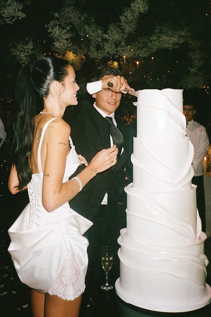 El pastelero estrella Damián Betular hizo la torta de cuatro pisos de chocolate y dulce de leche, que los novios cortaron como dicta la tradición.