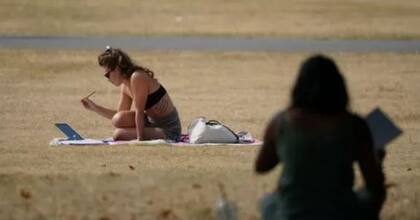 El pasto verde de Londres se ha tornado marrón por el calor y la falta de lluvia