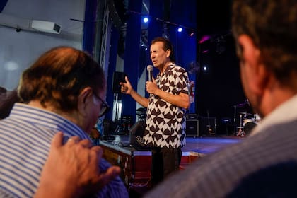 El pastor Giménez descansa los lunes, el resto de la semana imparte dos misas al día; aunque son varios los pastores que se intercalan el espacio dentro del teatro; cada misa dura hora y media; comienzan a medio día y terminan cerca de las nueve de la noche