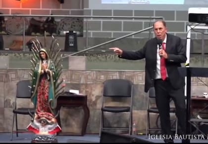 El pastor Kevin Wynne tomó un arma similar a un machete para luego destruir una imagen de la Virgen de Guadalupe