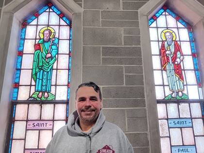 El pastor Marvin del Ríos, en el interior de su iglesia