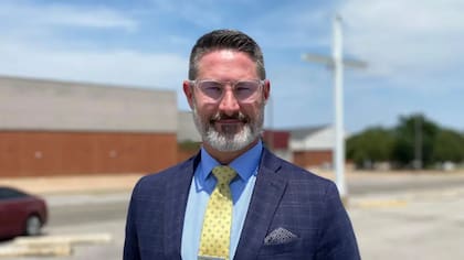 El pastor-senador Dusty Deevers argumenta que es necesario cambiar las estructuras de poder