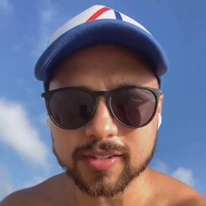 El pastor Tan Alex, en el momento en que encontró al extraño animal en la playa de Sunshine Coast, un hallazgo que decidió subir a sus redes sociales