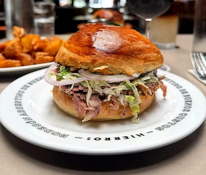 El pastrón ha conquistado las cocinas de Buenos Aires con toda la fuerza de una preparación laboriosa donde no existen atajos posibles.