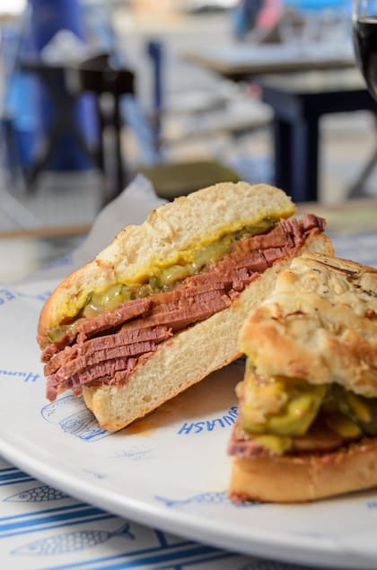 El pastrón y el Guefilte fish son las estrellas del menú que serán ofrecidos para esta fecha especial.