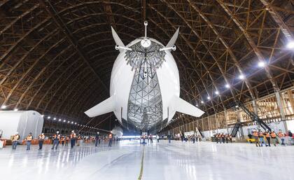 El Pathfinder 1, un dirigible de 124 metros de largo, es actualmente la aeronave más grande del mundo; está haciendo sus primeros vuelos de prueba en California