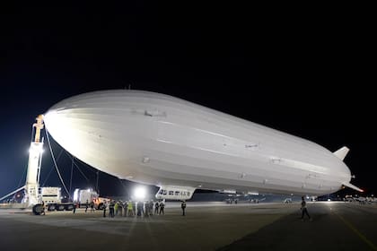 El Pathfinder 1, un dirigible de 124 metros de largo, es actualmente la aeronave más grande del mundo; está haciendo sus primeros vuelos de prueba en California