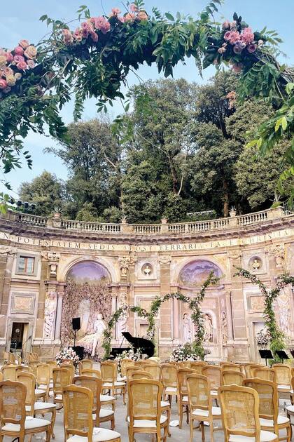 El patio abierto en el que se celebró la ceremonia estuvo decorado con arcos con flores, sillas tapizadas en tonos claros y jarrones de piedra