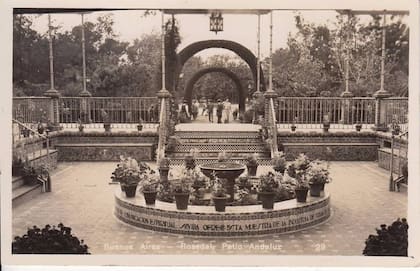 El Patio Andaluz del Rosedal fotografiado en la década de 1940, cuando era un símbolo reciente de la unión entre Buenos Aires y Sevilla
