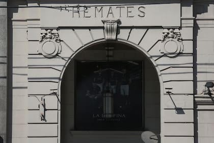 El Patio Bullrich es el primer shopping de la ciudad que antes era una casa de remates. El edificio original se levantó en los años 20, en los 80 cerró la casa de remates y en 1988 se inauguró como shopping.