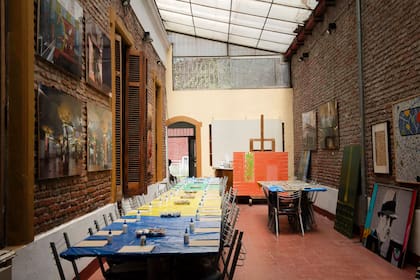 El patio central es un aula donde recibe a niños.