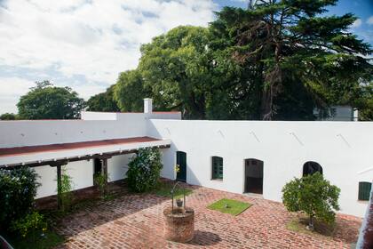 El patio con el aljibe al que se ingresa por el zaguán.