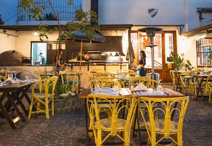 El patio, con una gran parrilla, mesas y sillas Mar del Plata