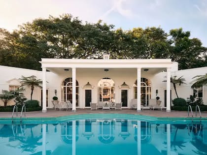 El patio de Casa Encantada cuenta con piscina y cancha de tenis (Nils Timm)