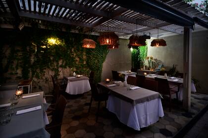 El patio de L' Adesso, su restaurante italiano en Palermo