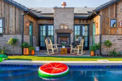 El patio de la casa fusionando relajación con diversión. Fuente: HGTV