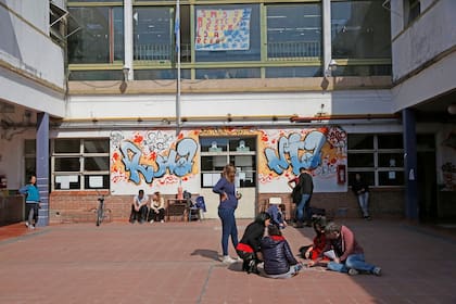 El patio de la Escuela de Educación Media (EEM) N° 2 Rumania