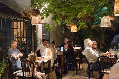 El patio de La Urraca, ideal para una cena a la luz de las estrellas.