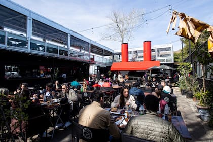 El patio de Ribs al Río en Costanera Norte