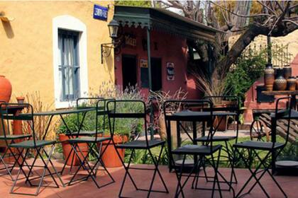 El patio de su casa-taller donde los visitantes pueden charlar con el artista mientras comparten un trago