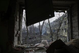 El patio de un hospital de maternidad que fue atacado en Mariúpol, Ucrania, el miércoles 9 de marzo de 2022