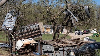 El patio de una vivienda destruida luego del paso del tornado por Kansas