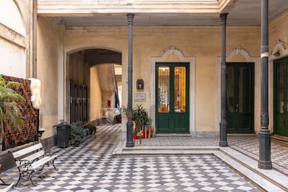 El patio del caserón que fuera de la familia Ezeiza y luego conventillo, un ícono del barrio donde Eugenia Sáenz tiene la fortuna de tener su estudio.