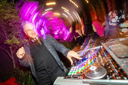 El patio del museo se convirtió en pista de baile con la música del DJ Marcelo Bakalian.