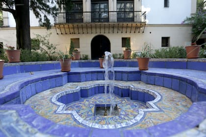 Un aljibe y una fuente son las presencias de agua en el jardín y recuerdan a influencia árabe que dejó su huella en el sur de España.