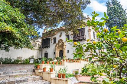 El patio del Palacio Noel une dos lotes en un juego encantador de desniveles e influencias andaluzas.