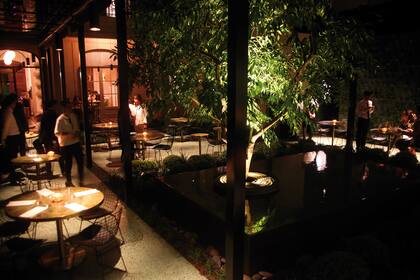 El patio está calefaccionado y tiene varias mesas cubiertas para los días de lluvia.