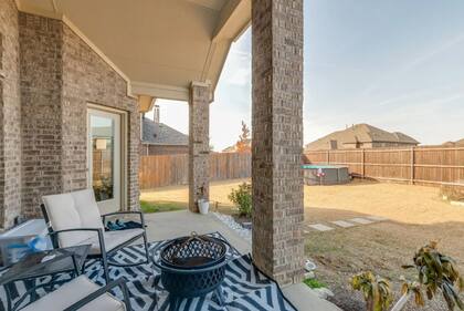 El patio exterior se decoró con una parrilla y un juego de jardín