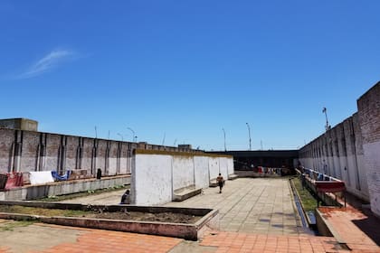 El patio externo de la cárcel de Batán, el lugar buscado para dejar atrás por un rato el hacinamiento en los pabellones