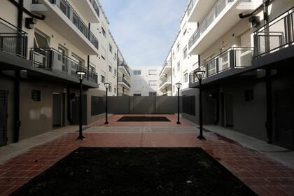 El patio interno de los edificios donde los vecinos compartirán el espacio; los balcones de los departamentos tienen vista hacía dicho sector o a la calle