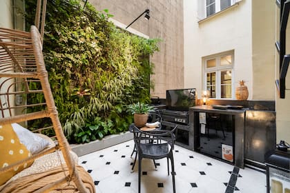 El patio interno del departamento donde Francella filmó Granizo