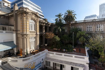 El patio interno, las palmeras y, de fondo, el Four Seasons