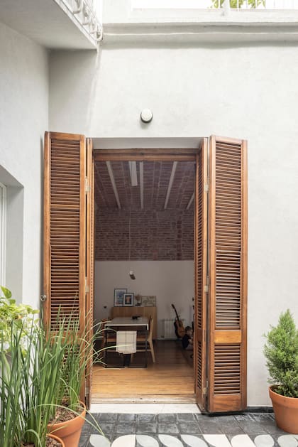 El patio interno solía estar cubierto con un policarbonato, que lo transformaba en una suerte de pasillo amplio y bastante lúgubre, en vez del lugar de uso continuo que es hoy.