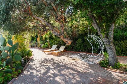 El patio rodeado de naturaleza de la mansión de Emma Stone