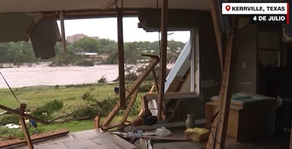 El patio trasero de la casa de Scott quedó destrozado por la crecida del río Guadalupe