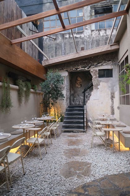 El patio trasero de Piedra Pasillo conduce, a través de una escalera, al bar Al Fondo.