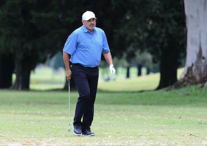 El Pato Cabrera camina sobre el fairway del Rosario Golf Club