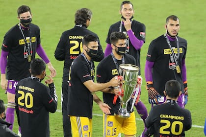 El Patón Nahuel Guzmán, entre los festejos de Tigres con la Copa que ganó después de haber perdido cuatro finales